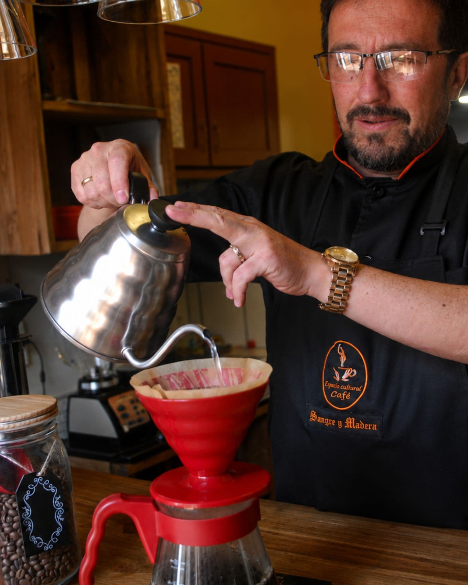 Preparación de café de especialidad en Sangre y Madera
