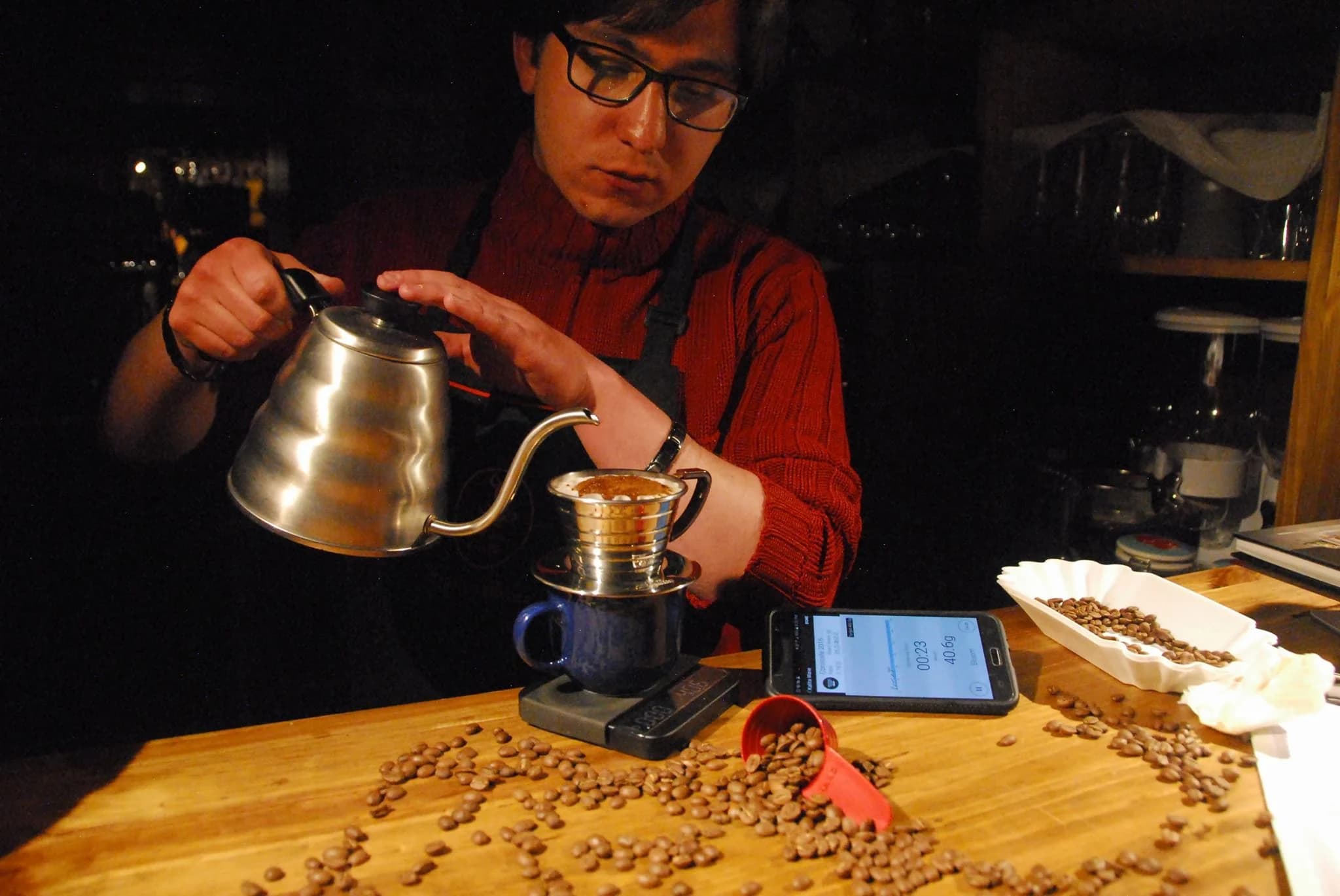 Preparación artesanal de café en la barra de Sangre y Madera