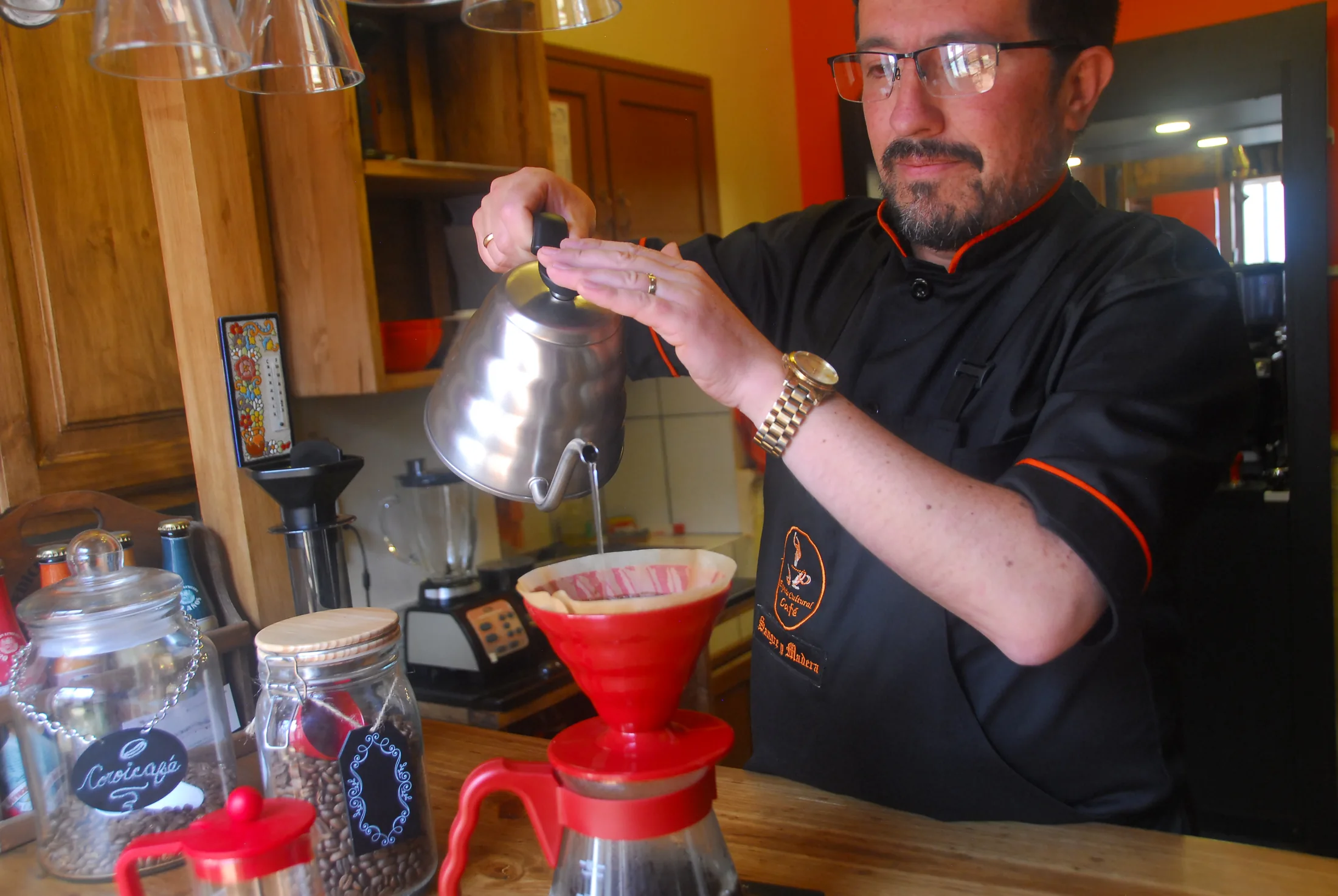 Preparación artesanal de café de especialidad en Sangre y Madera