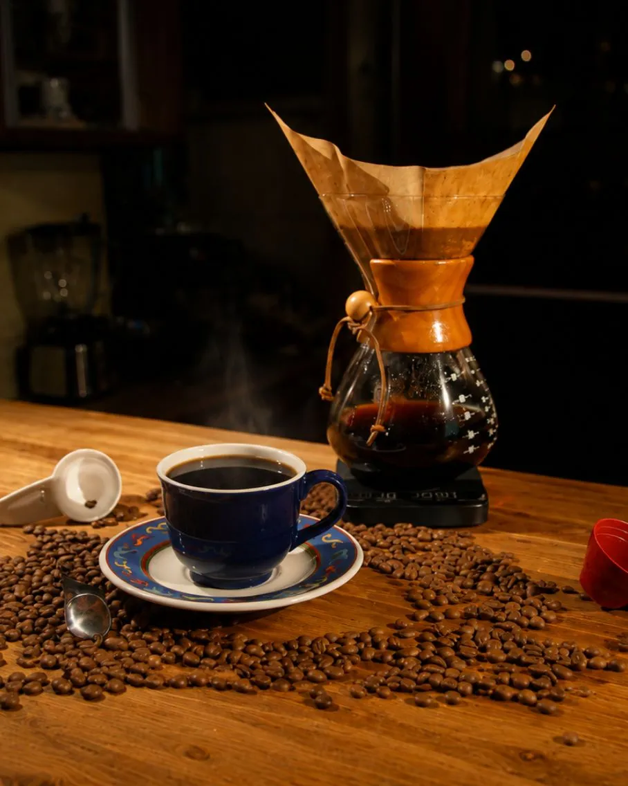 Café de especialidad preparado en una cafetera Chemex