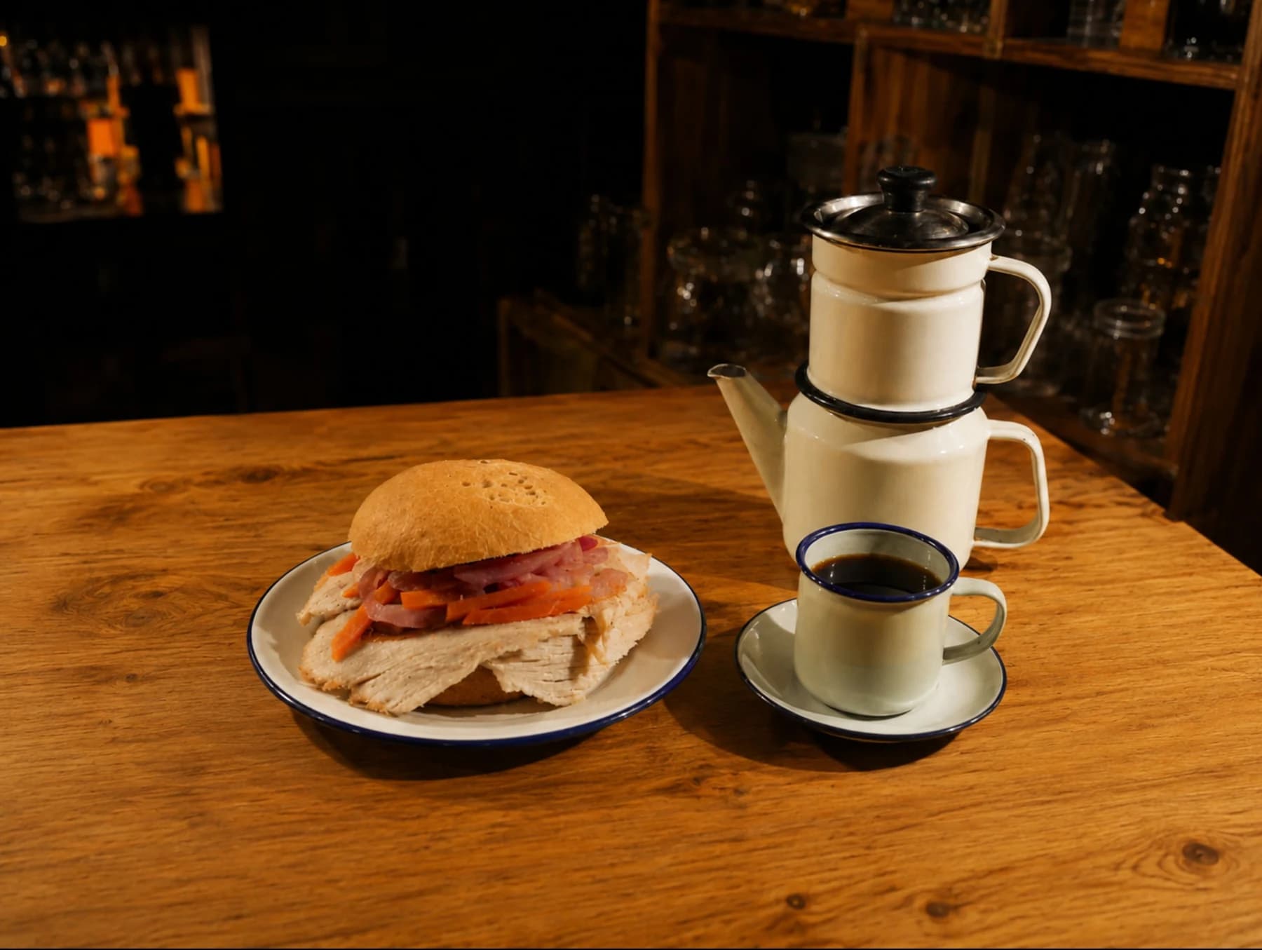 Café destilado tradicional paceño acompañado de un sándwich de chola