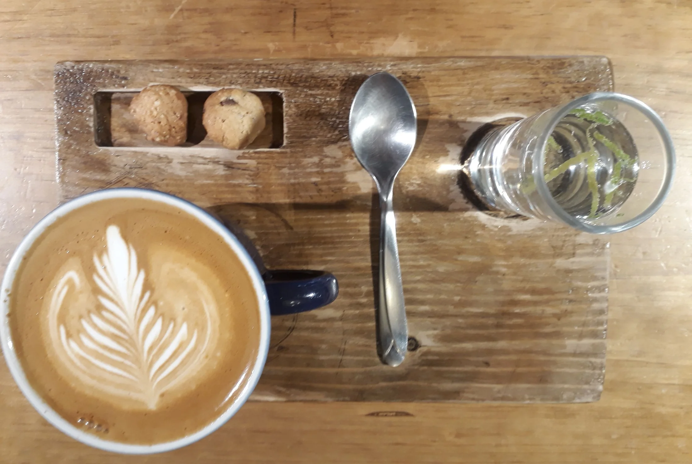Cappuccino servido en Sangre y Madera