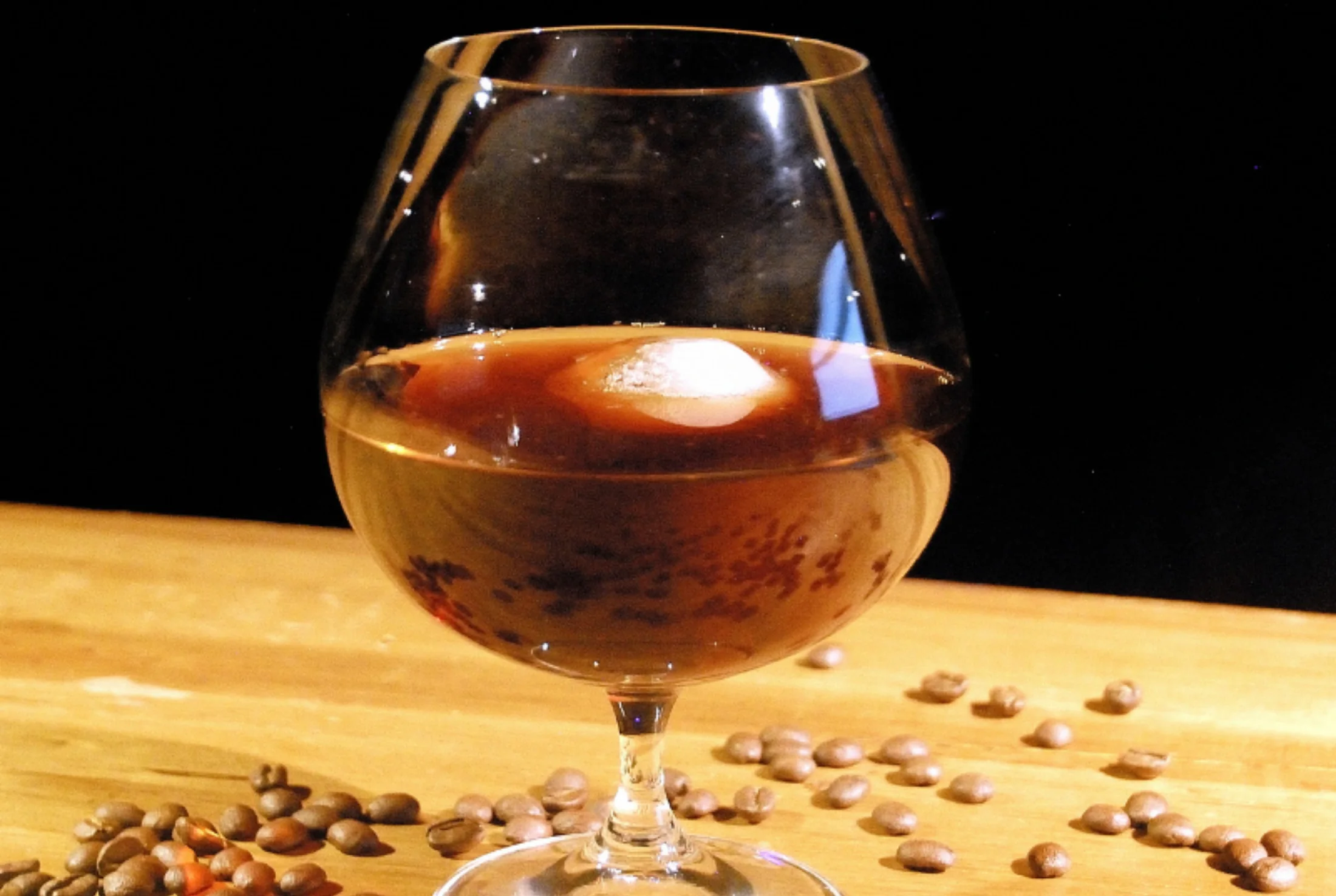 Cold Brew servido en Sangre y Madera
