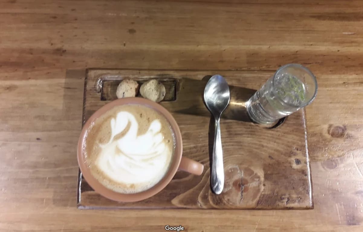 Flat White servido en Sangre y Madera