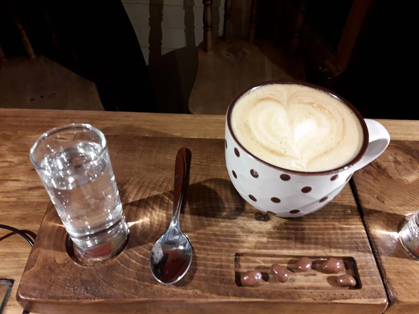 Latte servido en Sangre y Madera