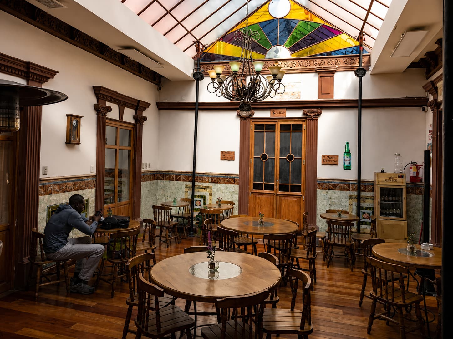 Patio central con lucernario y galerías de madera