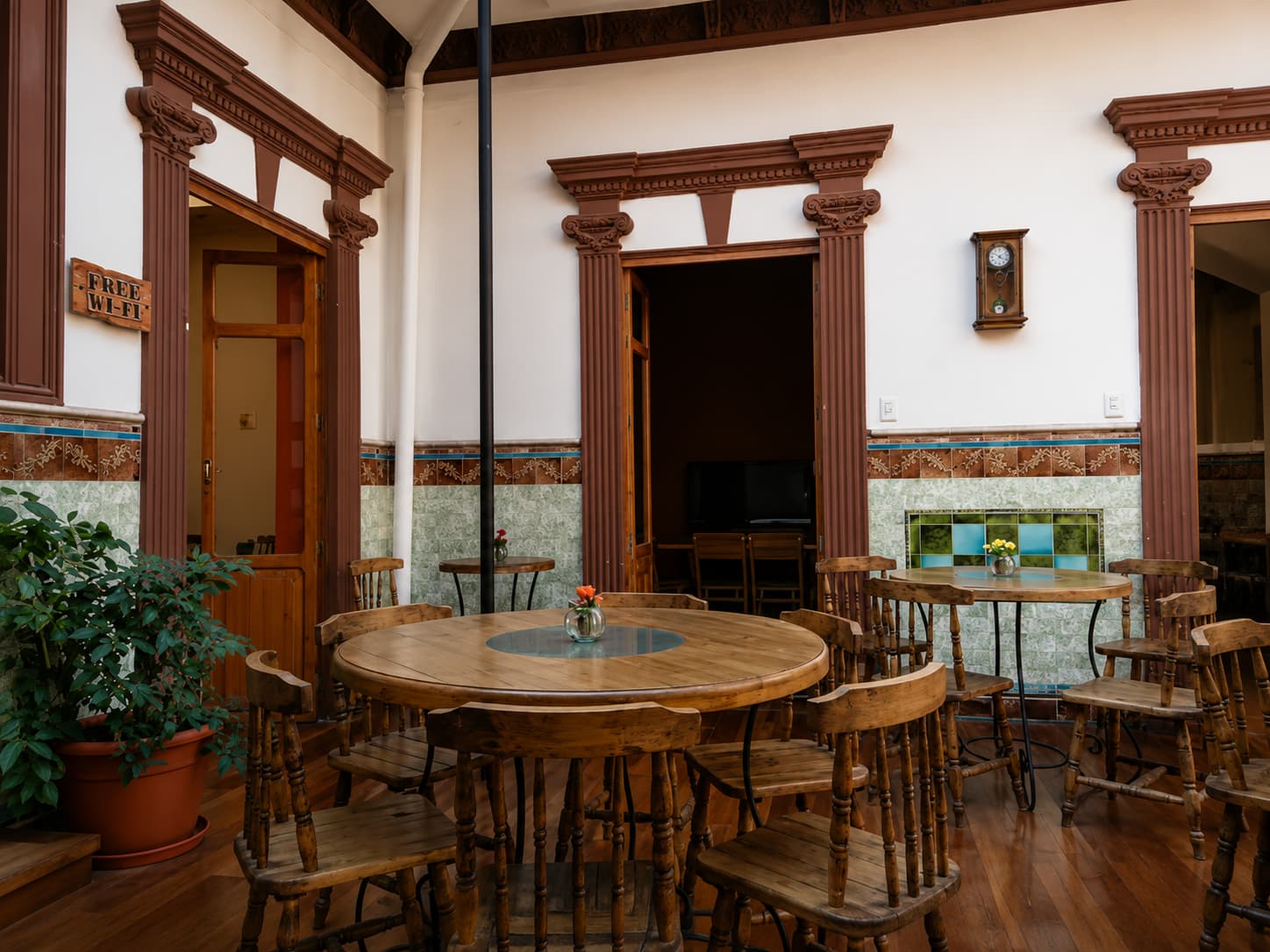 Perspectiva del patio y las carpinterías interiores