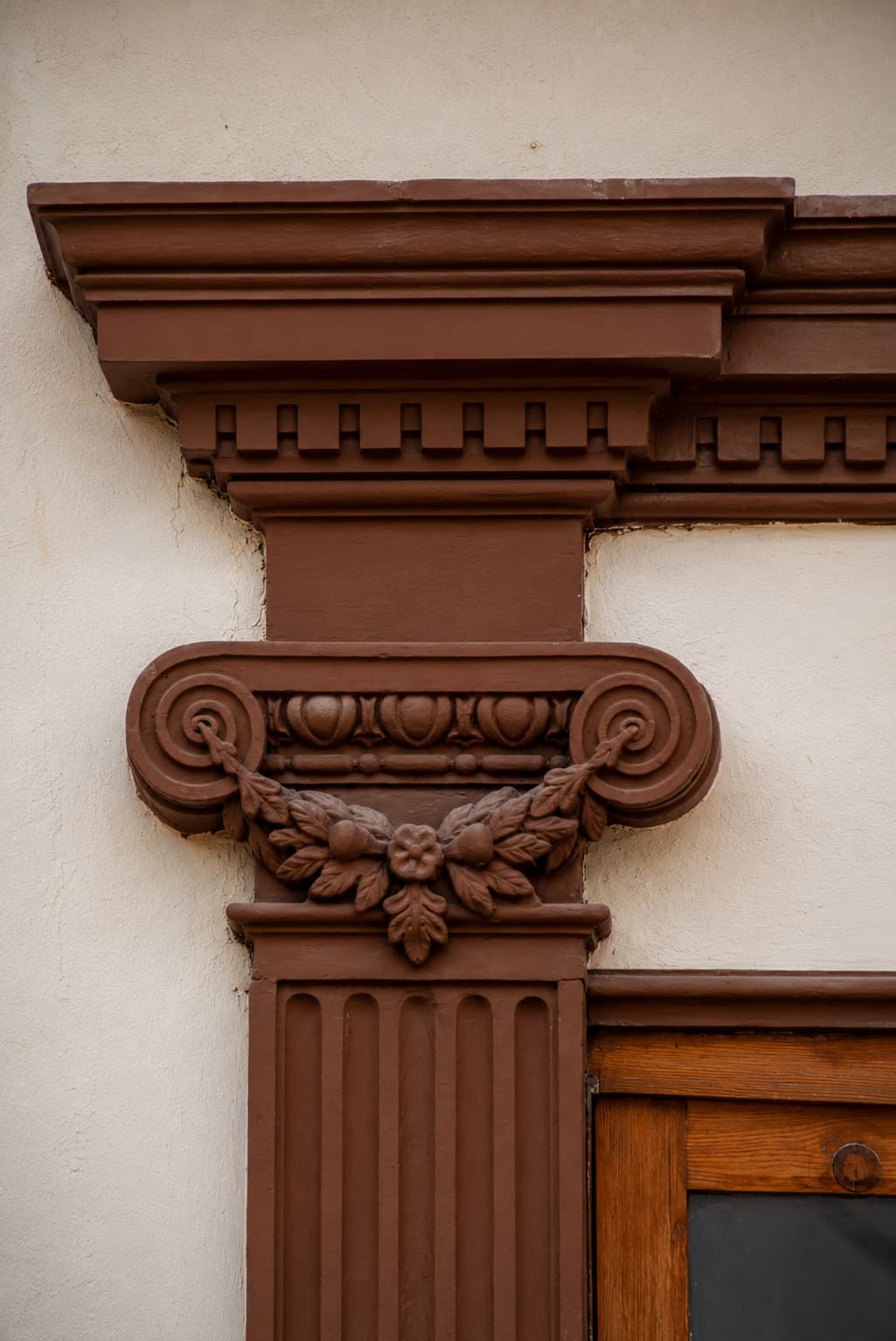 Capitel de una pilastra en el interior de la casa