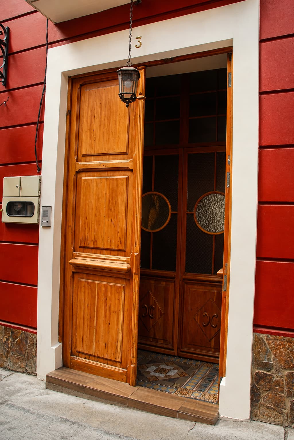 Puerta principal de madera del inmueble