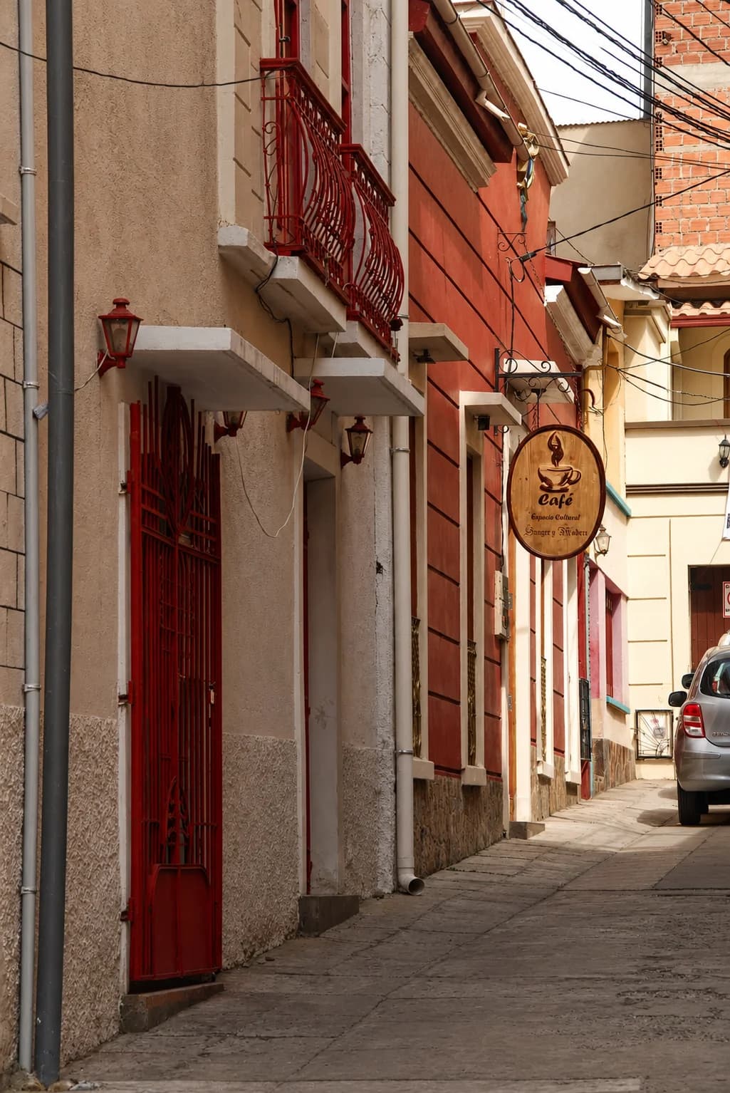 Calle de Sopocachi junto a Sangre y Madera