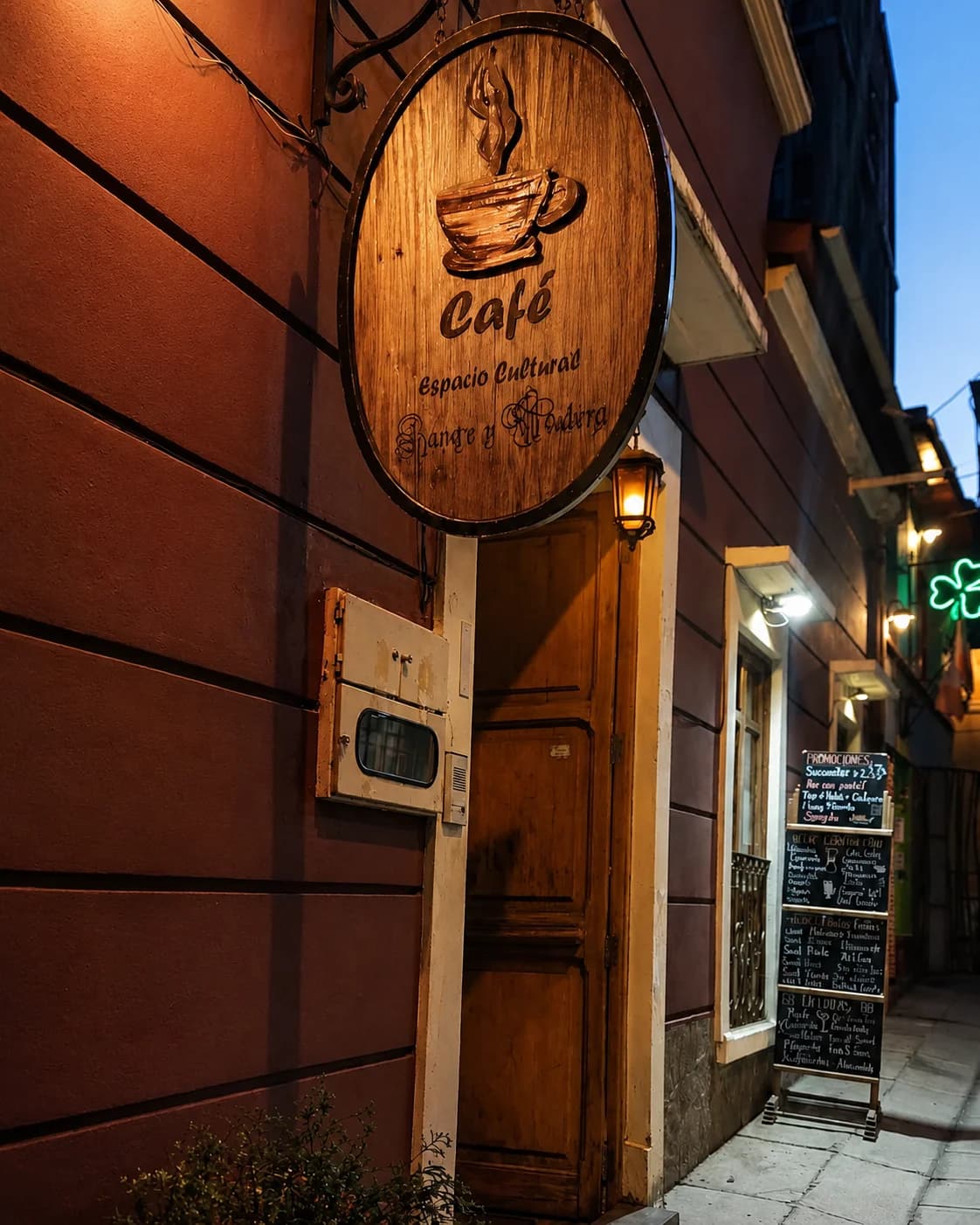 Fachada nocturna de Sangre y Madera Café Espacio Cultural
