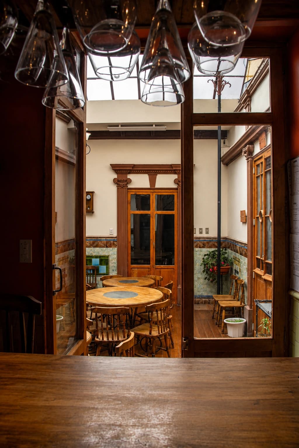 Patio observado desde una galería de madera