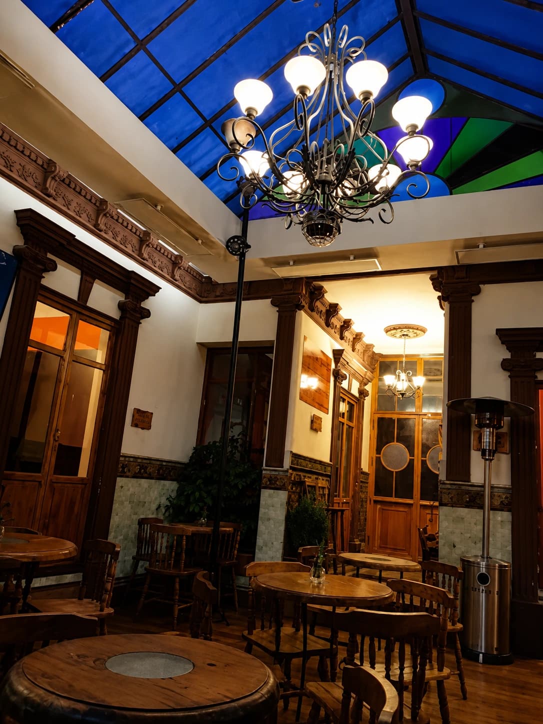 Ambiente nocturno y cálido en el interior