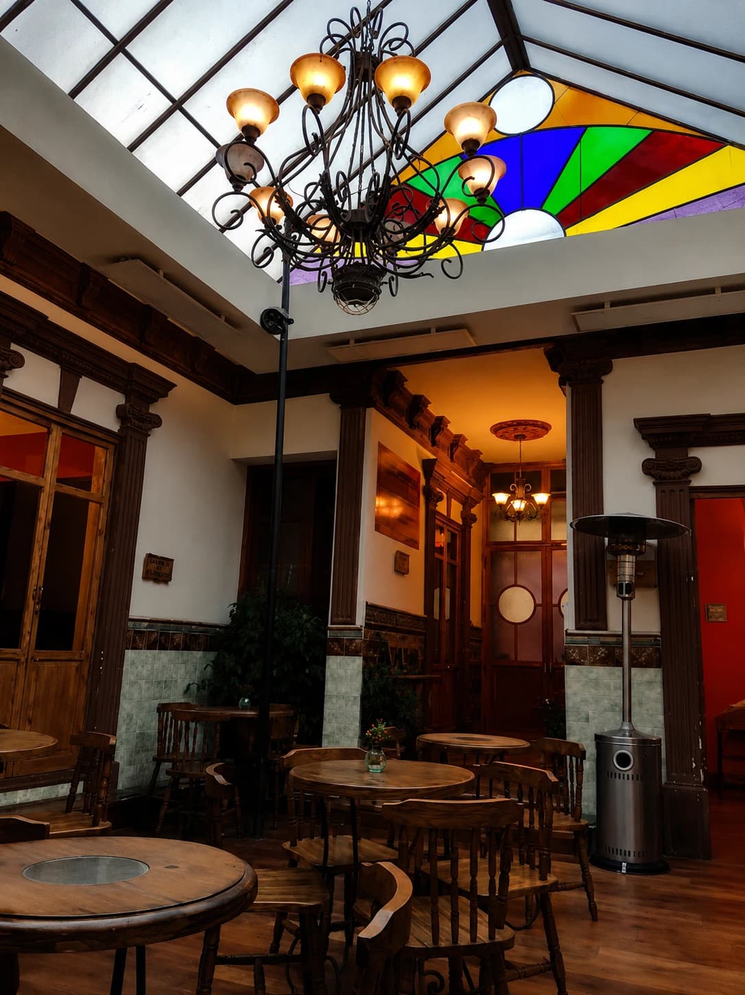Café funcionando dentro de la casa patrimonial